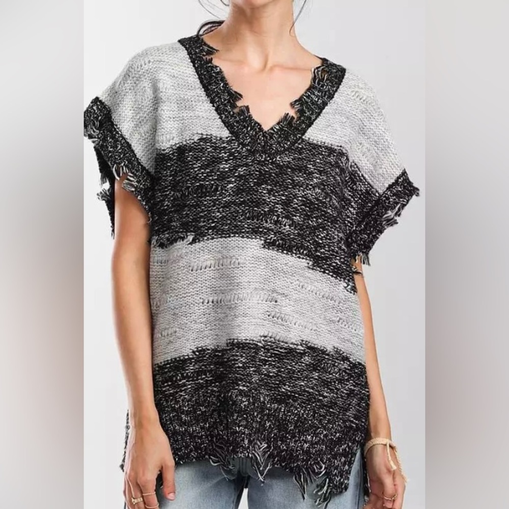 NWOT BUCKLES GILDED INTENT BLACK, WHITE & SILVER CHUNKY DISTRESSED VNECK SWEATER